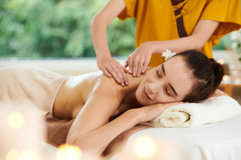 spa-massage-in-spa-salon-SDSUDMU.jpg